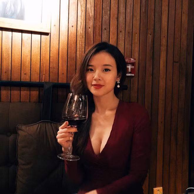 Điều khiến nhiều người không chú ý tới vòng 1 của hot girl Midu bởi từ trước tới nay, cô nàng này thường xuyên xuất hiện với hình tượng ngọc nữ, kín đáo nhẹ nhàng. Rất ít khi, cô nàng 8X này phô trương dù vóc dáng rất nuột nà.