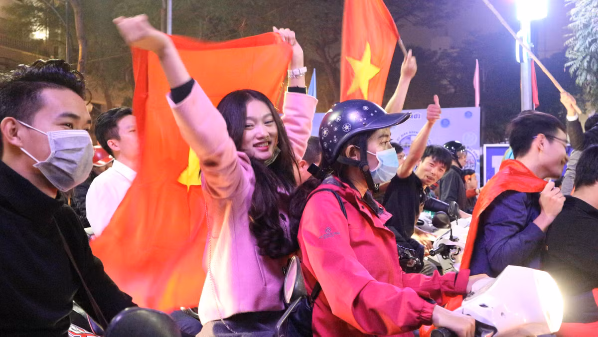 Còn bạn Minh Hằng cho rằng: "Xem xong trận đấu mà em cảm thấy quá cảm xúc nên cùng với các bạn bè đã ra đường để ăn mừng chiến thắng. Đến bây giờ em vẫn không thể tin được các cầu thủ Việt Nam đã có mặt tại vòng bán kết. Chúc mừng các cầu thủ và mong họ sẽ "chân cứng đá mềm" để tiếp tục đi xa hơn".
