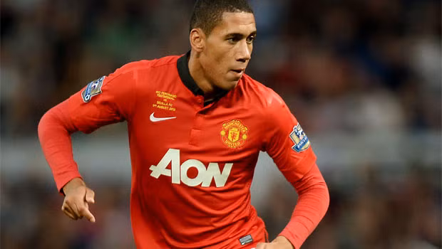 Smalling là một điển hình nữa trong việc áp dụng đội hình không phù hợp của HLV Luis Van Gaal. Vị trí thi đấu mà Smalling đá tốt nhất đó là hậu vệ cánh. Nhưng dưới bàn tay của Van Gaal, cầu thủ này thường xuyên phải đá trung vệ và rất lóng ngóng trong những pha ngăn chặn trước khung thành của De Gea.