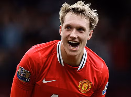 NHM MU đã quên đi hình ảnh Phil Jones mạnh mẽ và máu lửa với những pha vào bóng quyết liệt vài ba mùa giải gần đây. Dưới tay HLV Van Gaal, Phil Jones trở nên nhút nhát trong những pha vào bóng.