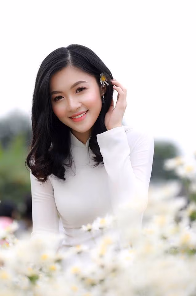 Cách đây 3 năm với tài sắc của mình, nữ dược sĩ 9X có tên Trần Hiền đã đoạt giải Á khôi 1 cuộc thi "Tài hoa duyên dáng Dược năm 2014" do trường ĐH Dược Hà Nội tổ chức. Sau thời gian vắng bóng để lo đồ án tốt nghiệp cùng thích nghi với công việc mới, cô bạn này đã trở lại với bộ ảnh áo dài trắng bên cúc họa mi cực ấn tượng.
