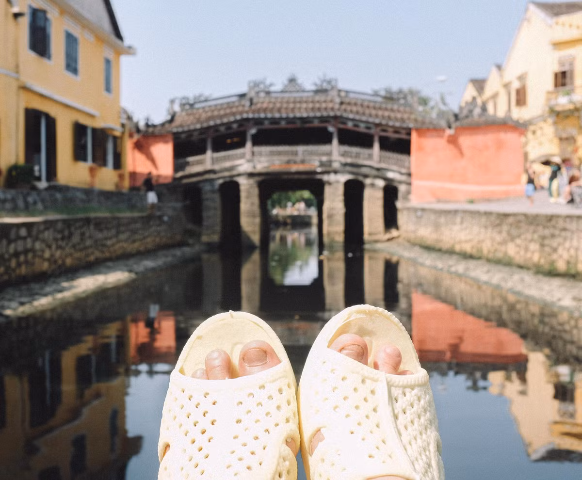 Trước đó Sơn Tùng đã giới thiệu cho bạn bè quốc tế bằng hành trình cùng đôi dép tổ ong thần thánh băng qua biết bao cảnh đẹp Việt Nam.