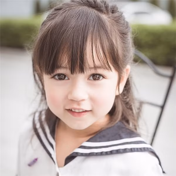 Jenna Jirada Moran sinh năm 2009, cô bé có bố là người Thái và mẹ là người Mỹ và cũng chính nhờ lai giữa 2 dòng máu, cô bé này sở hữu nét đẹp giao thoa.