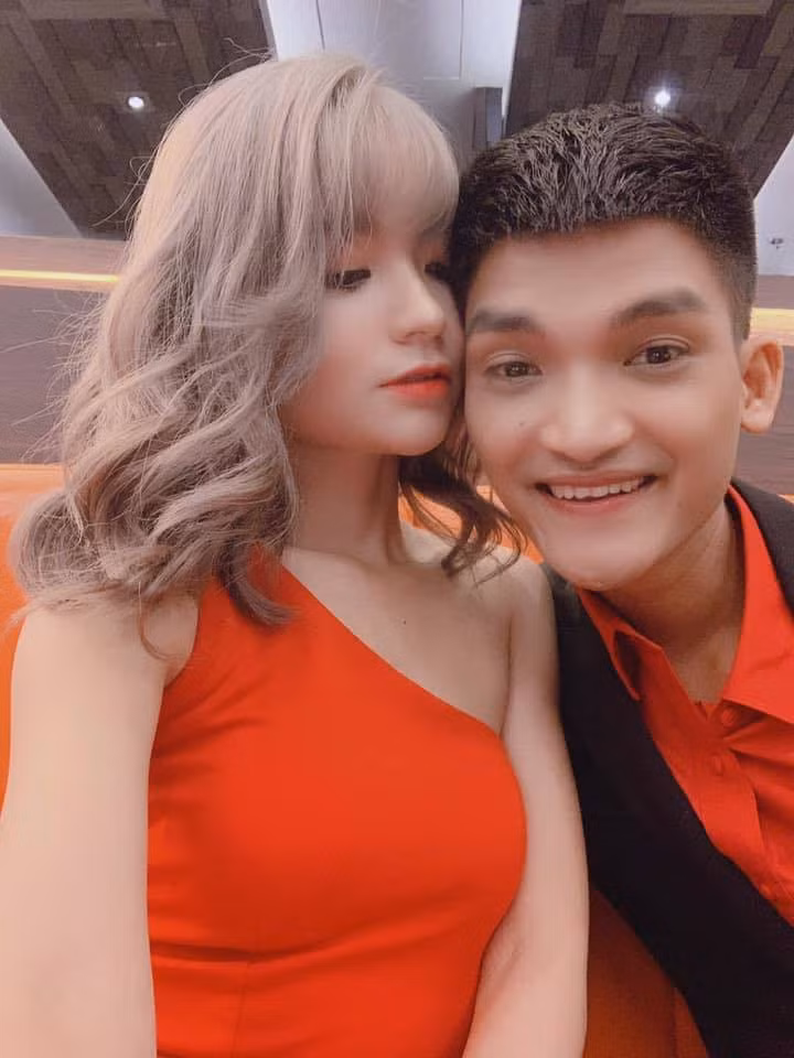 Mạc Văn Khoa được nhiều khán giả đặt biệt danh diễn viên hài xấu nhất Việt Nam nhưng chính điểm yếu đó đã được anh chàng người Hải Dương được khán giả nhớ tới. Mới đây, Văn Khoa đã công khai bạn gái hot girl và được CĐM ngay lập tức chú ý.