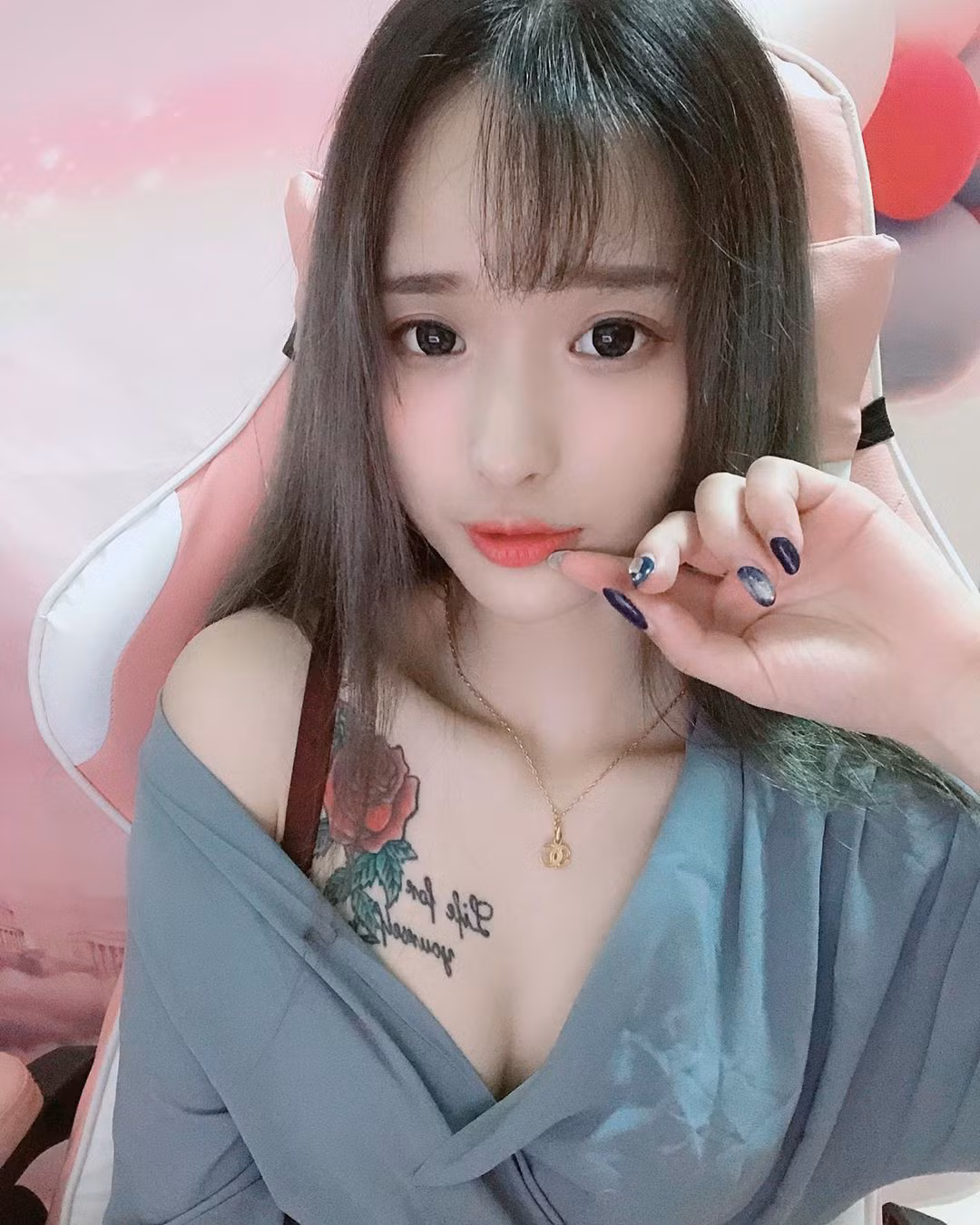 Việc chụp ảnh mẫu cũng như stream game và giao lưu cùng fan khá bận rộn, áp lực và tốn nhiều thời gian nhưng chỉ cần rảnh rỗi, Pie đều tranh thủ về nhà thăm gia đình, đồng thời phụ giúp mẹ ở sạp bán ổi.