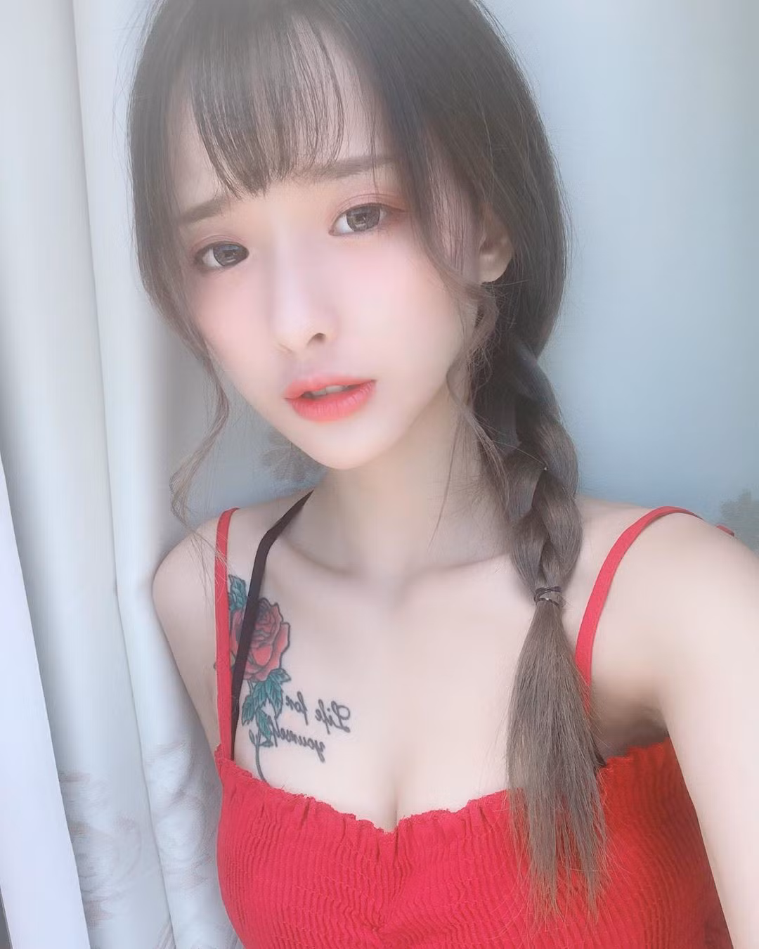 Ngay sau khi xuất hiện, hot girl bán ổi đã được dân mạng nhanh tay tìm kiếm thông tin.