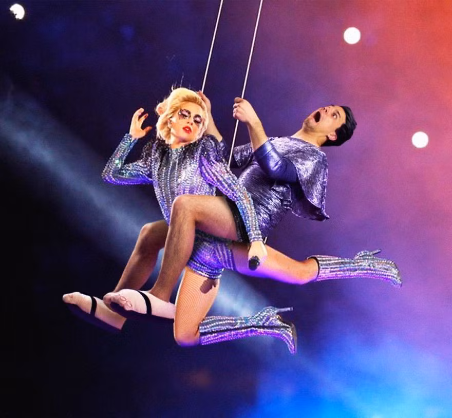 Rob cũng vinh dự được cùng Lady Gaga biểu diễn màn đu dây mạo hiểm trong show diễn của "mỹ nhân tắc kè" này.