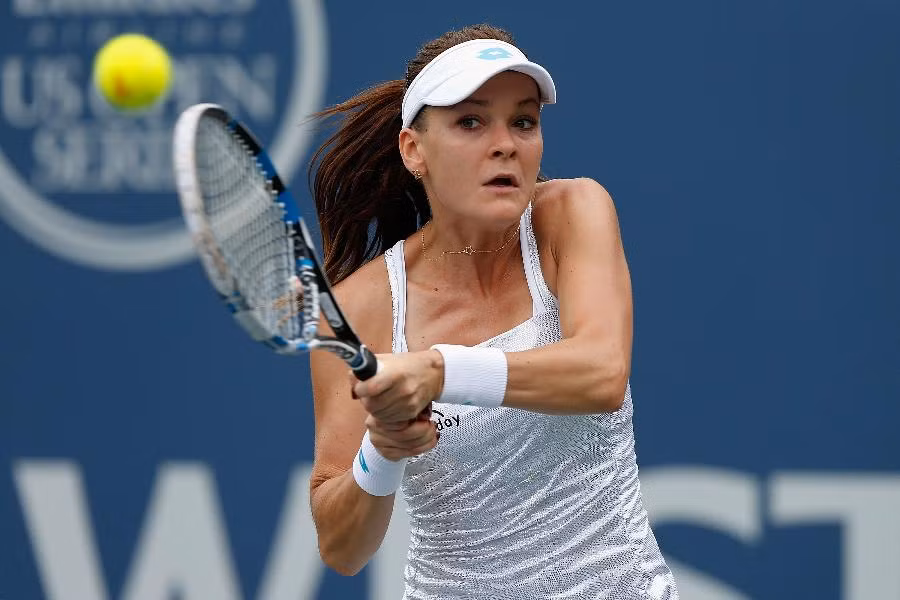 Đứng cuối cùng trong top 10 VĐV nữ kiếm tiền giỏi nhất năm 2015 đó là tay vợt Agnieszka Radwanska. Tay vợt xếp thứ 6 trên BHX ATP này đã kiếm được 6 triệu USD trong năm qua. Cô là gương mặt quảng cáo cho những hàng thời trang thể thao nổi tiếng như Lotto, Babalat và Lexus. Mới đây, Radwanska còn kiếm được nhà tài trợ mới là Workday.