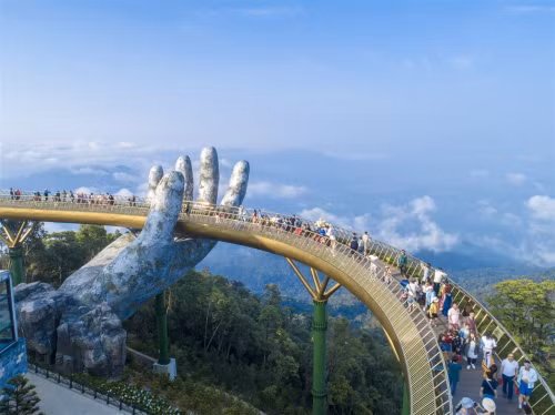 Hình ảnh cả biển người ngược xuôi chen chúc trong nắng nóng tại cầu Vàng khiến dân tình "chỉ nhìn thôi mà cũng mệt giùm".