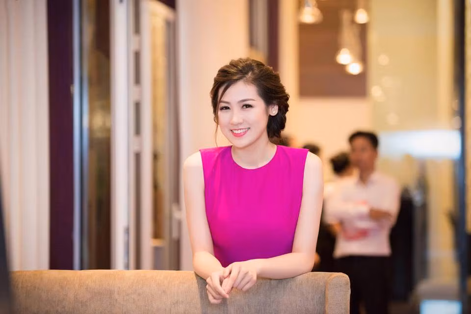 Dương Tú Anh là sinh viên trường Học viện Báo chí và Tuyên truyền Hà Nội. Cô luôn nổi bật bởi sự trẻ trung, tươi mới, hoạt náo.