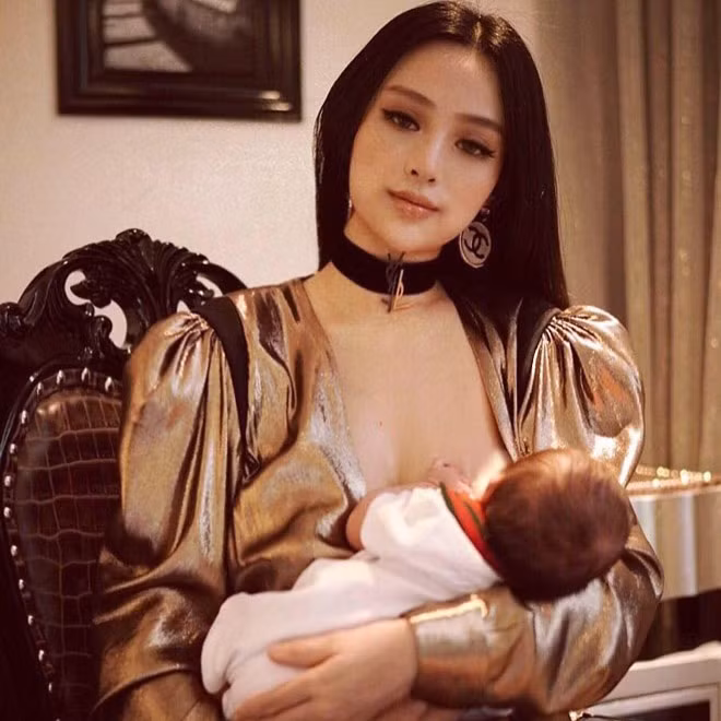 Huyền Baby là hot girl Việt tại Hà Nội nổi tiếng một thời. Sau một thời gian gia nhập showbiz, cô bí mật kết hôn với một thiếu gia Sài thành. Hiện tại, cựu hot girl đình đám đã là bà mẹ hai con vô cùng quyến rũ.