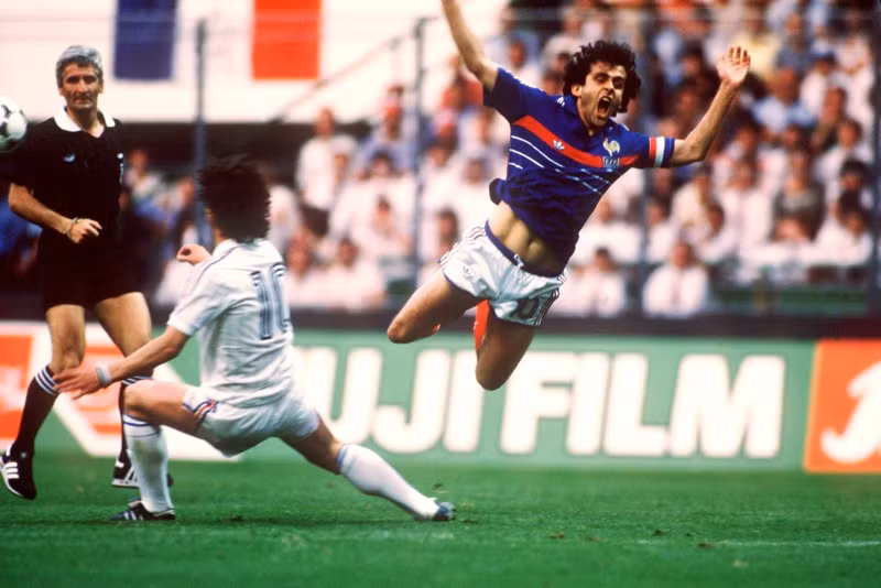 Khác với World Cup 1982 thì kỳ Euro tổ chức trên sân nhà, HLV ĐT Pháp là Michel Hidalgo đã có thêm Luis Fernandez. Chuyên gia đánh chặn này đã cùng với bộ 3 Michel Platini – Jean Tigana – Alain Giresse tạo thành “bộ tứ ma thuật” ở hàng tiền vệ.