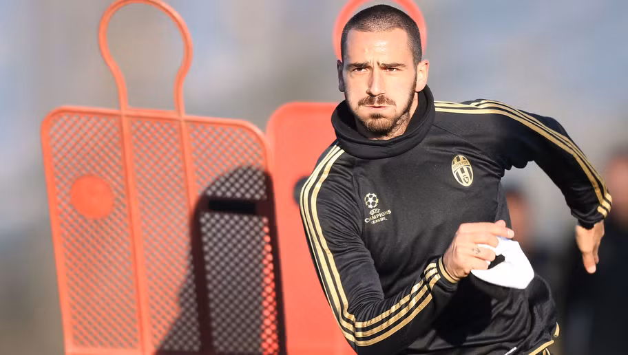 Leonardo Bonucci chính là cầu thủ vô cùng quan trọng, nhân tố chính đưa CLB Juventus tới chức vô địch Serie A lần thứ tư liên tiếp cũng như lọt vào trận chung kết UEFA Champions League danh giá. Chính vì vậy, anh xứng đáng lọt vào đội hình hàng thủ xuất sắc nhất năm 2015.