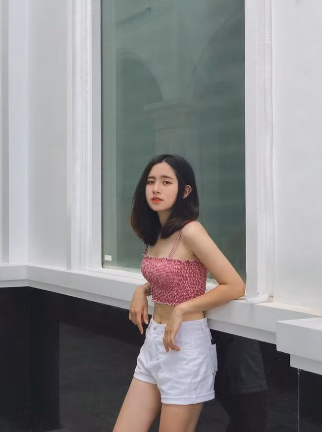 Thu Trang thường mix&amp;match rất khéo léo những items đơn giản như áo thun, chân váy và giày sneaker thành 1 bộ cánh rất ưa nhìn.