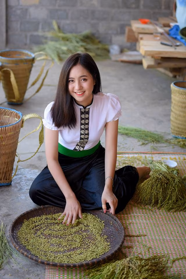 Nét đẹp trong trẻo cùng bộ quần áo dân tộc giúp Thu Trang được kì vọng sẽ soán ngôi những hot girl đương thời.