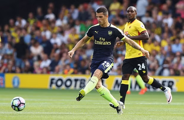 Arsenal gây bất ngờ khi chi ra 45 triệu euro để mua Granit Xhaka mùa hè vừa qua từ Borussia Monchengladbach với nhiệm vụ tăng chất thép cho tuyến giữa của "The Gunner".