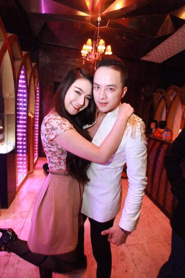 Hồi đầu năm, Đoàn Dạ Ly phát hiện mắc bệnh ung thư buồng trứng, lúc này bệnh đã ở giai đoạn cuối, di căn khắp cơ thể.