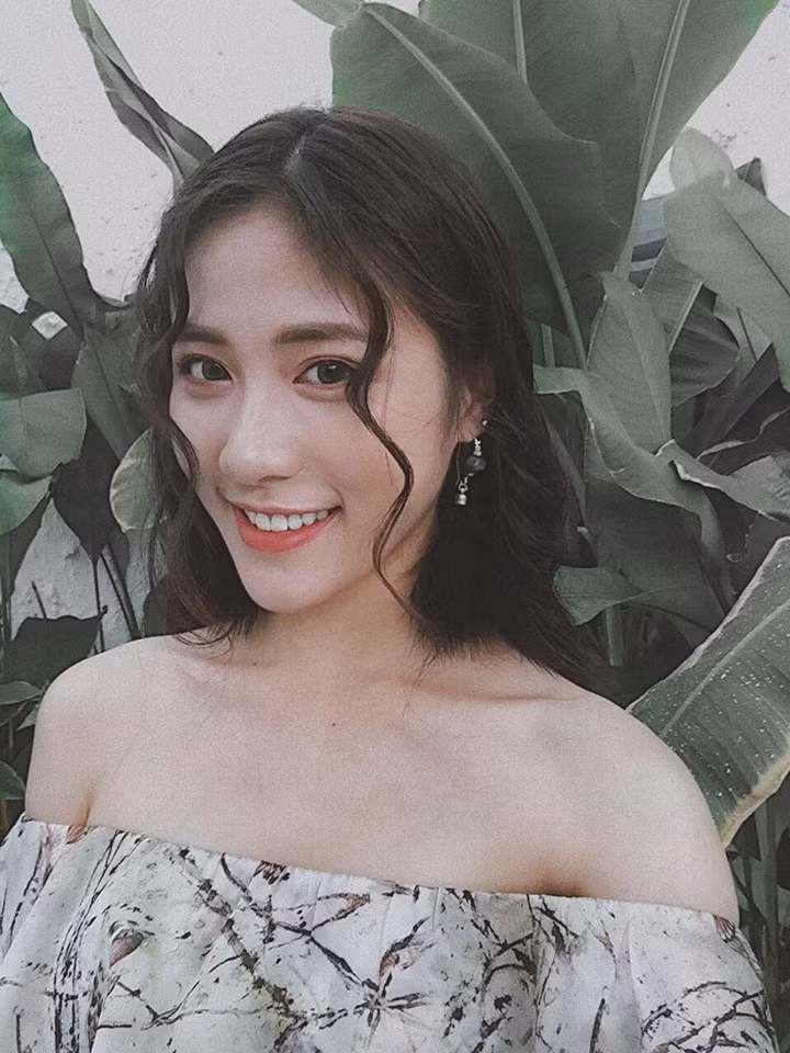 Không chỉ dừng lại ở việc làm người mẫu ảnh, cô bạn 9X Sài thành cũng được biết tới khả năng diễn xuất "ngọt sớt" trong phim ngắn "Hôm nay, mình mất nhau" và được rất nhiều bạn trẻ yêu mến.