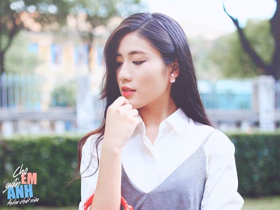 Thùy Linh sở hữu gương mặt thon gọn, thanh tú với sóng mũi cao cùng đôi mắt long lanh có chiều sâu, đây cũng là điểm cộng lớn khiến cô hot girl Sài thành này dễ dàng tạo thiện cảm với mọi người.