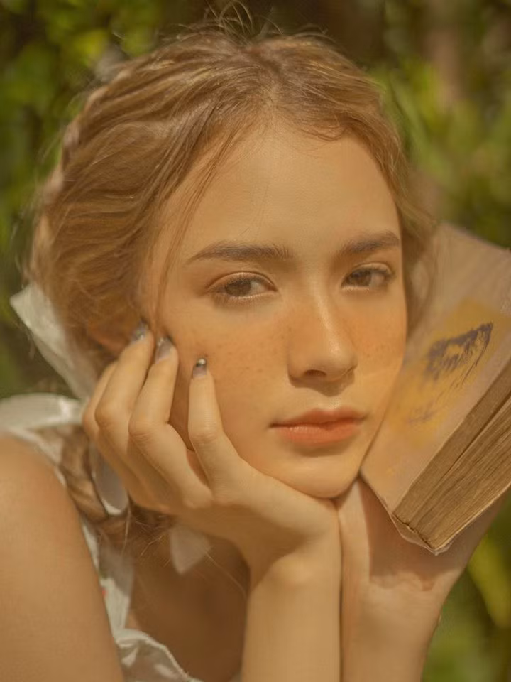  Hot girl 10X lai Mỹ thời gian qua được CĐM nhắc tới đó là Tôn Nữ Khánh Uyên. Cô nàng 18 tuổi này hiện là nữ sinh và sinh sống với gia đình tại Đà Lạt.