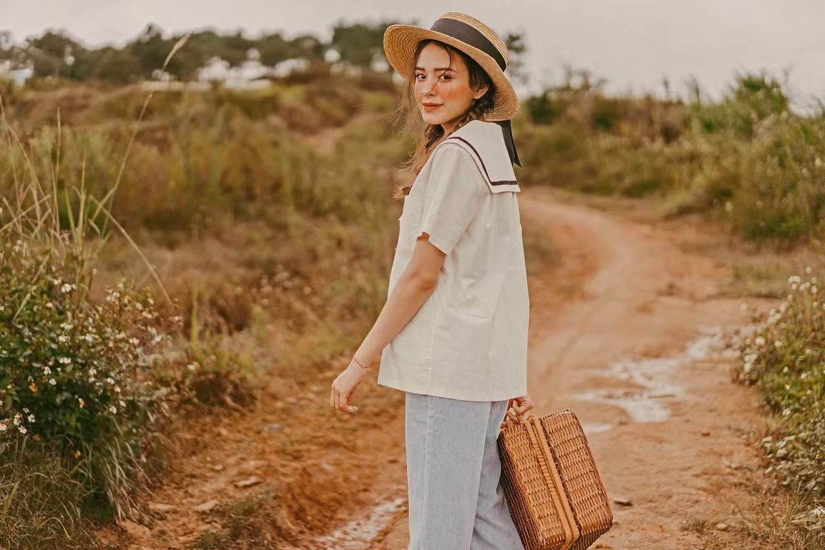 Khánh Uyên dễ dàng gây ấn tượng với người khác bởi gương mặt xinh đẹp, thần thái sang chảnh. Một điểm khiến hot girl 10X này thu hút nhiều sự chú ý nữa đó chính là nét lai tây đặc trưng.