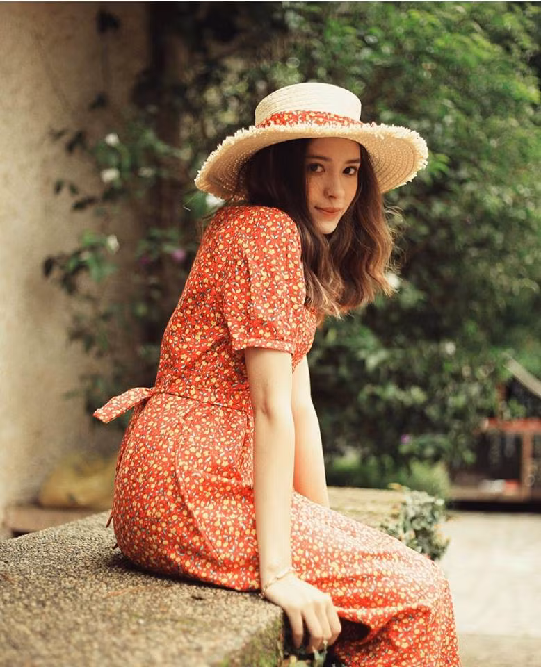 Ngoài việc làm mẫu, mới đây Khánh Uyên đã lấn sân sang lĩnh vực diễn xuất, góp mặt trong 1 số clip, MV ca nhạc.