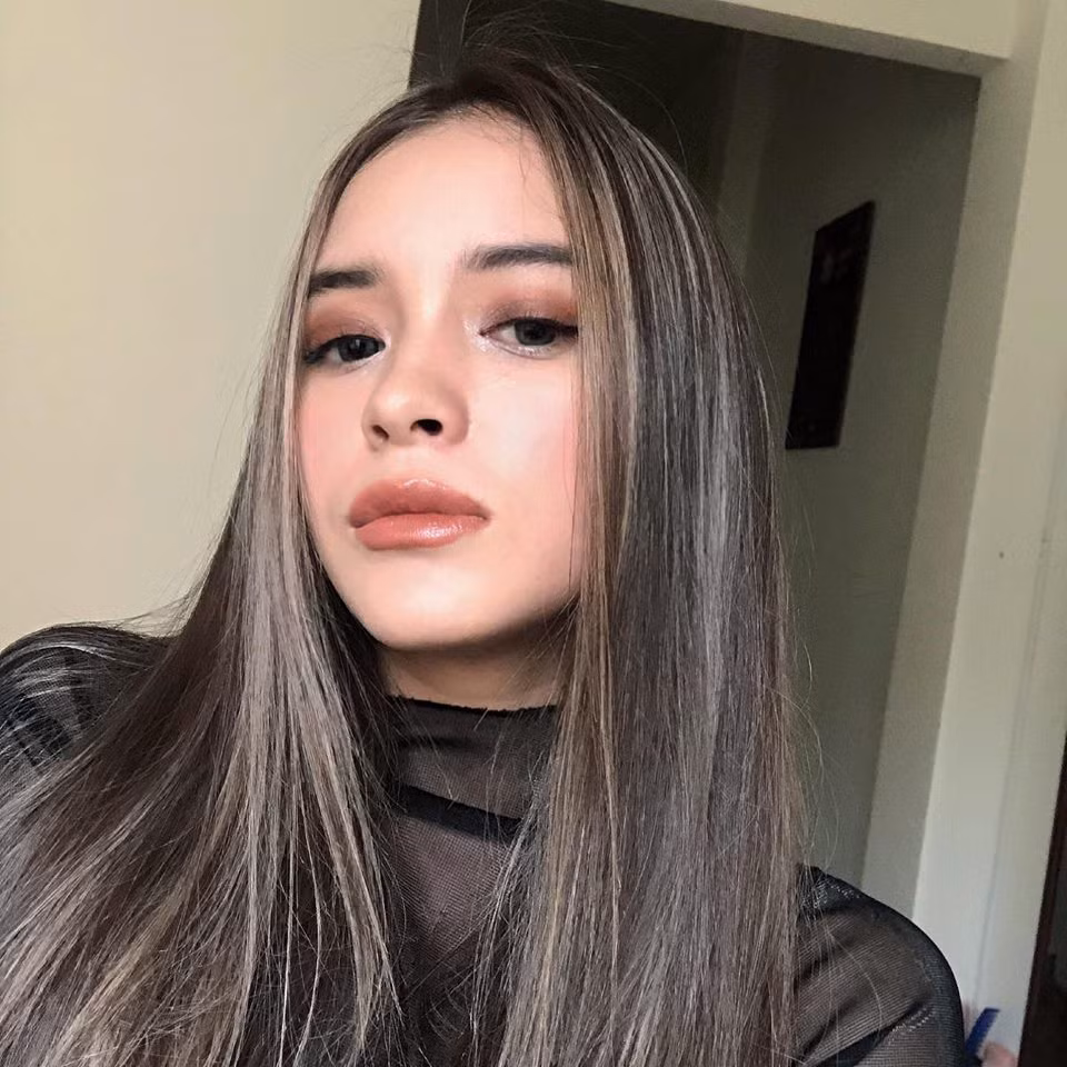Khánh Uyên cao 1m63, hiện là người mẫu ảnh cho các shop thời trang tại Đà Lạt. Cô bạn hot girl này đến với công việc trên từ khi mới 16 tuổi.