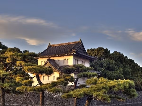  Cung điện hoàng gia (Imperial Palace) nằm ở trung tâm Tokyo, bên trong một khuôn viên rộng lớn được bao quanh bởi một con hào và tường đá dày là nơi ở của Nhật hoàng Akihito và gia đình hoàng tộc.