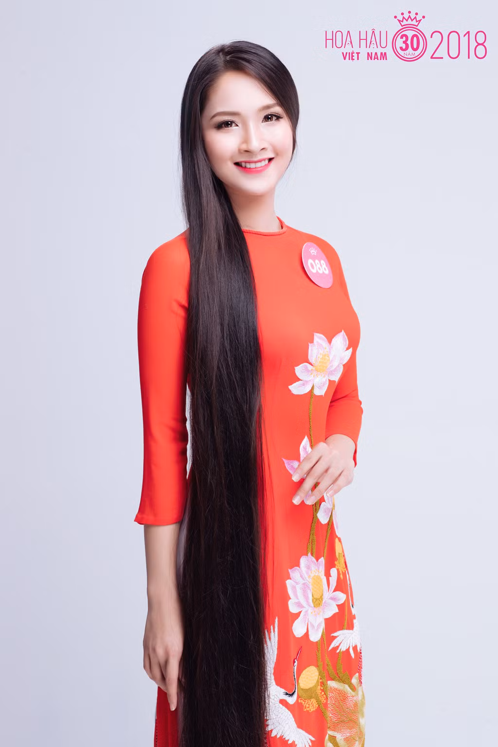 "Tôi để tóc dài một phần do sở thích, một phần là do gia đình định hướng. Gia đình tôi luôn cố gắng giữ gìn những nét truyền thống nhất, từ lối sống sinh hoạt cho đến vẻ đẹp hình thức. Bà tôi dù tuổi đã cao nhưng vẫn giữ được mái tóc dài. Bà và mẹ tôi vẫn thường dạy chị em tôi những cách chăm sóc tóc của dân gian và hạn chế sử dụng hóa chất". Khánh Linh chia sẻ.