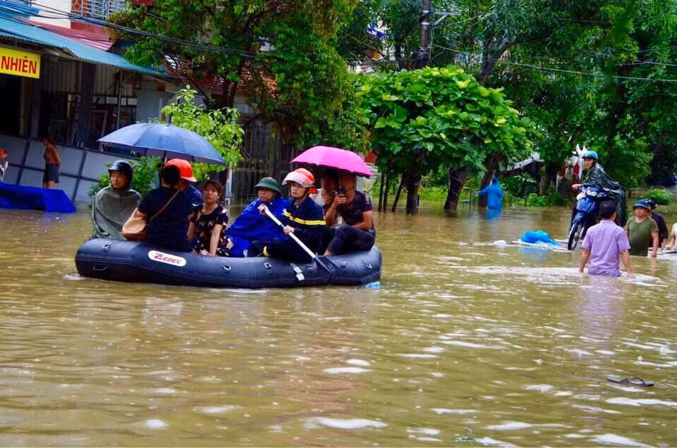 Các lực lượng công an, bộ đội tại các địa phương đã được điều động để giúp người dân vượt lũ, đảm bảo an toàn tính mạng và tài sản của người dân.