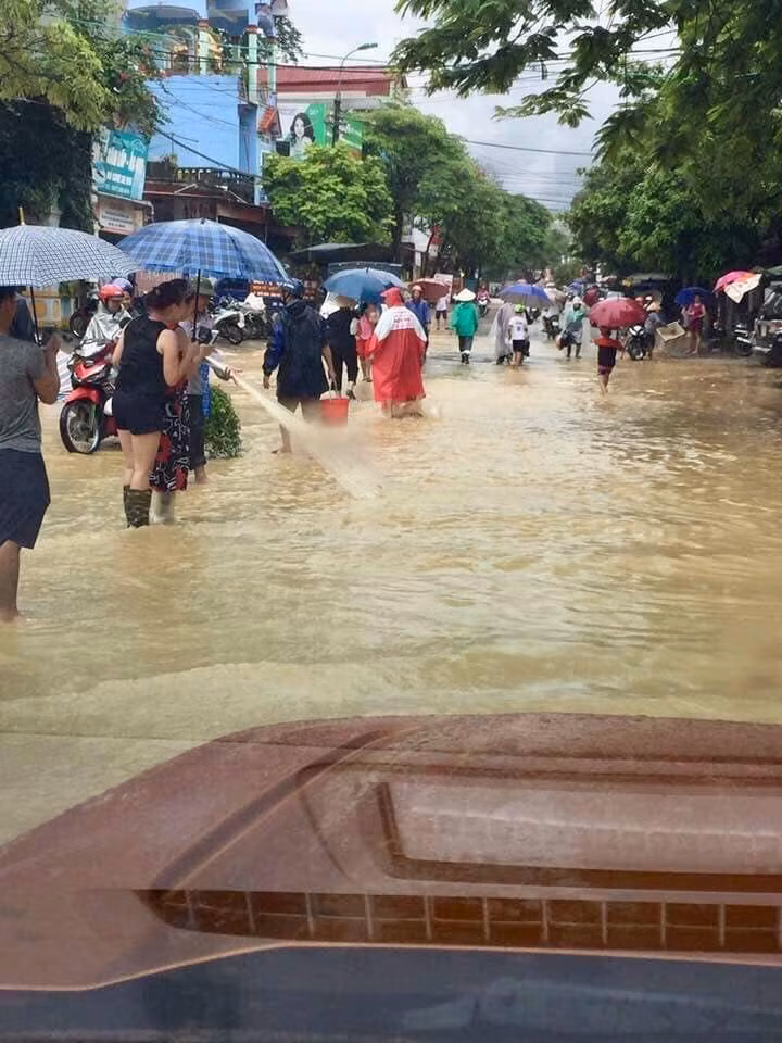 Cảnh bốn bề ngập toàn nước khi trận mưa lũ các tỉnh phía Bắc khiến ai nhìn thấy cũng phải xót xa.