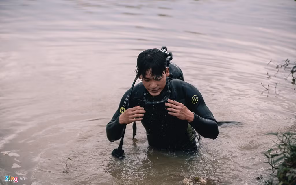 Mỗi buổi tập kéo dài cả tiếng ở những nơi rất ô nhiễm như kênh Nhiêu Lộc. Cũng có rất nhiều nơi nguy hiểm do chướng ngại vật, nhiều chiến sĩ bị ảnh hưởng sức khỏe.
