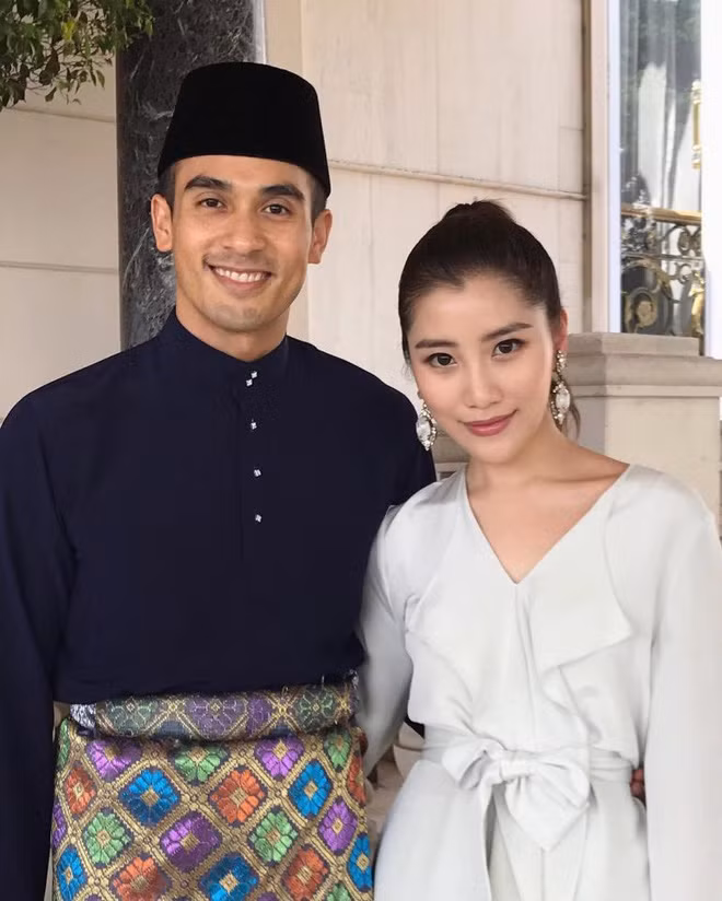 Cả Chryseis Tan và Faliq Nasimuddin đều là con nhà giàu nên khi đến với nhau họ như cá gặp nước. Những bức hình họ chụp cùng nhau trên trang cá nhân hiện lên như câu chuyện cổ tích của công chúa và hoàng tử.