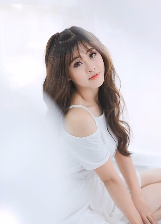 Trịnh Thị Thanh Tâm, 22 tuổi, sinh viên khoa Hóa, Đại học Đồng Nai được dân mạng biết tới với biệt danh cô giáo thực tập xinh đẹp chẳng kém cạnh các hot girl trong kì trợ giảng tại một trường trung học ở Đồng Nai.