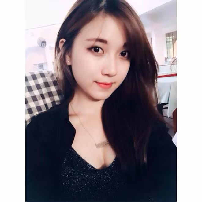 Sở hữu nhan sắc xinh đẹp, chẳng kém cạnh hot girl trên mạng xã hội, giáo viên lớp 1 ở trường tiểu học Tân Định này không chỉ khiến cộng đồng mạng mê mệt mà chính các phụ huynh còn tỏ ra thích thú khi ngắm nhìn cô bạn này lên lớp.