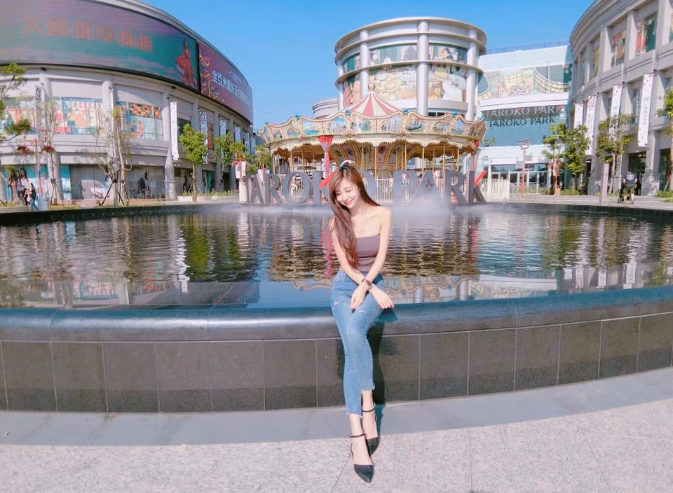 Dù đang diện bikini ở biển, leo núi hay thả ga mua sắm ở khu trung tâm thương mại hiện đại, Rita Kao đều khiến những người nhìn ngắm cảm nhận được sự nhẹ nhàng, dễ "cảm nắng" nhờ phong cách thời trang trẻ trung và đặc biệt là thần thái tràn ngập năng lượng.