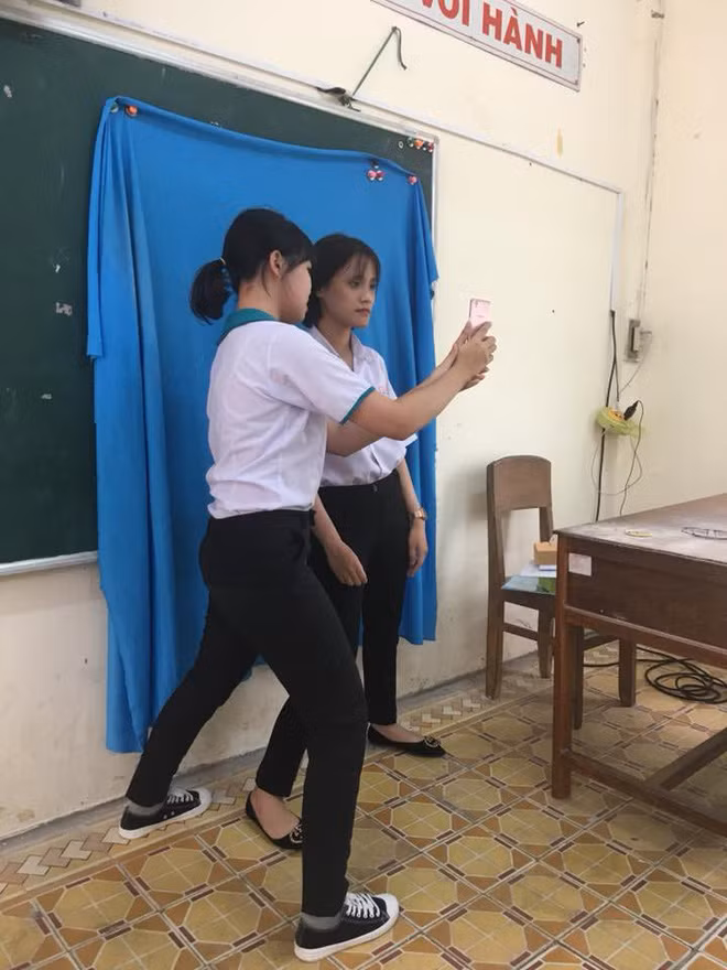 Mới đây trên mạng xã hội, các nhóm học sinh lại thi nhau đăng tải hình ảnh những chiếc ảnh thẻ "đặc biệt". Với những bức ảnh này, cư dân mạng cũng phải "chào thua" với sự nghịch ngợm đáng yêu của họ.