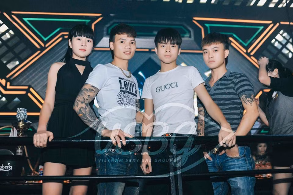 Sau khi Khá Bảnh bị bắt, nhiều cư dân mạng đã vào trang cá nhân của Hương Dương để lại những lời an ủi. Bên cạnh đó, cũng có người khuyên cô nên từ bỏ Khá Bảnh, tìm người khác đàng hoàng hơn để yêu.