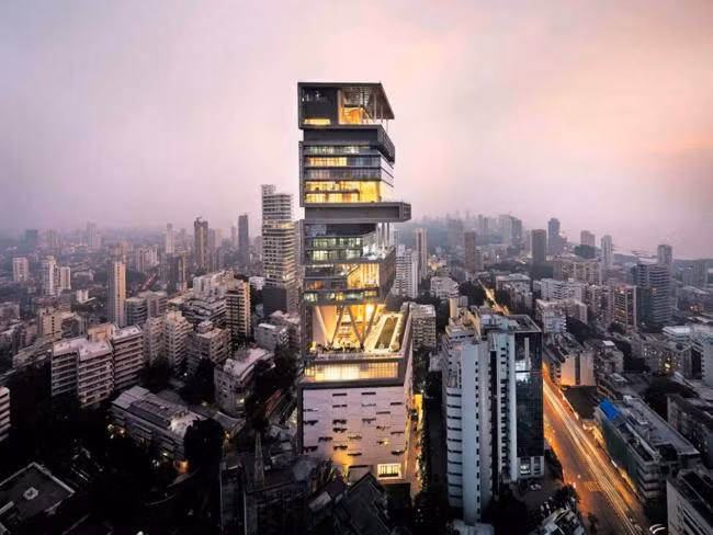 Biệt thự Antilla, Mumbai, Ấn Độ từng được bình chọn là biệt thự đắt nhất thế giới với trị giá khoảng 1 tỷ đô la. Antilla thuộc sở hữu của tỷ phú giàu nhất Ấn Độ Mukesh Ambani. Căn biệt thự xa hoa nhất thế giới này có 27 tầng, mỗi tầng lại có thiết kế khác nhau; bãi đỗ xe 6 tầng, hồ bơi, spa, phòng tập yoga, rạp chiếu phim, khu vườn, phòng giải trí và cần khoảng 600 nhân viên phục vụ.