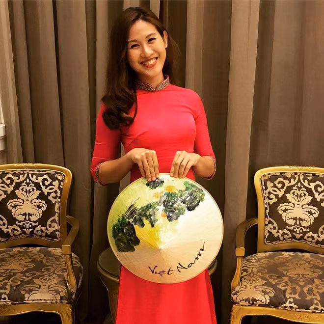 Sở hữu dáng người thon gọn và gương mặt ưa nhìn Leona Chin ngay lập tức gây thiện cảm với khán giả tại Việt Nam.