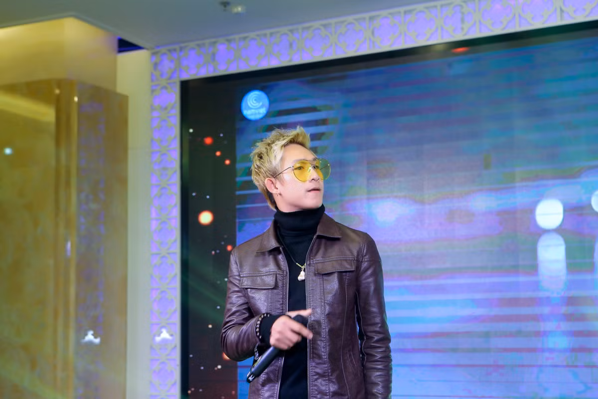 Hot boy tung muon tu tu khi roi nhom HKT tiet lo ve nu dai gia an nhan