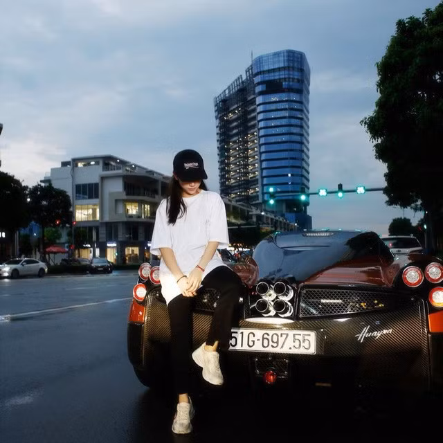Joyce Pham tên thật là Phạm Anh Minh (sinh năm 1999), theo nhiều nguồn tin nữ Rich Kid Việt này là tiểu thư con đại gia khét tiếng giới kinh doanh Việt - Phạm Trần Nhật Minh (Minh Nhựa).