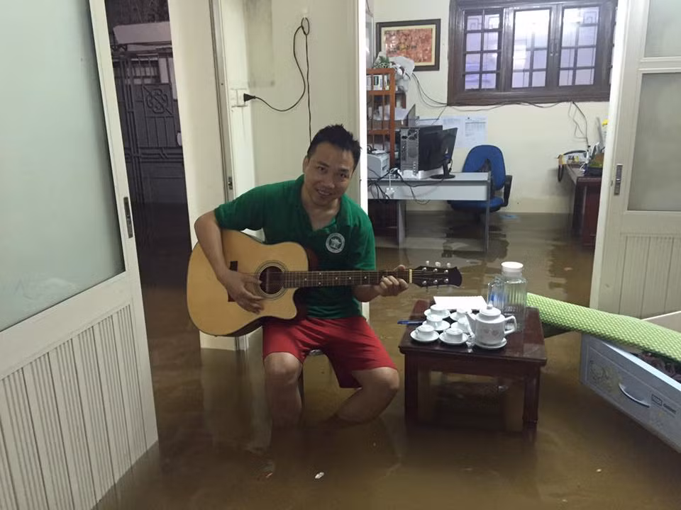 Chưa dừng lại ở đó, thành viên Hai Hoang Ho còn ngẫu hứng cho ra mắt bài hát "Em ơi Hà Nội nước" thu hút được sự chú ý từ cư dân mạng.