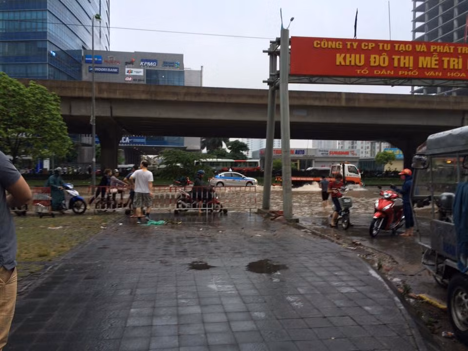 Ngay từ sáng sớm ngày 25/5, trên mạng xã hội đã tràn ngập những bức ảnh từ các thành viên cập nhật về tình hình Hà Nội ngập lụt. Nhiều tuyến đường ngập trong nước, dòng người bị ùn tắc kéo dài tới cả cây số. Ảnh: Messi Đức.