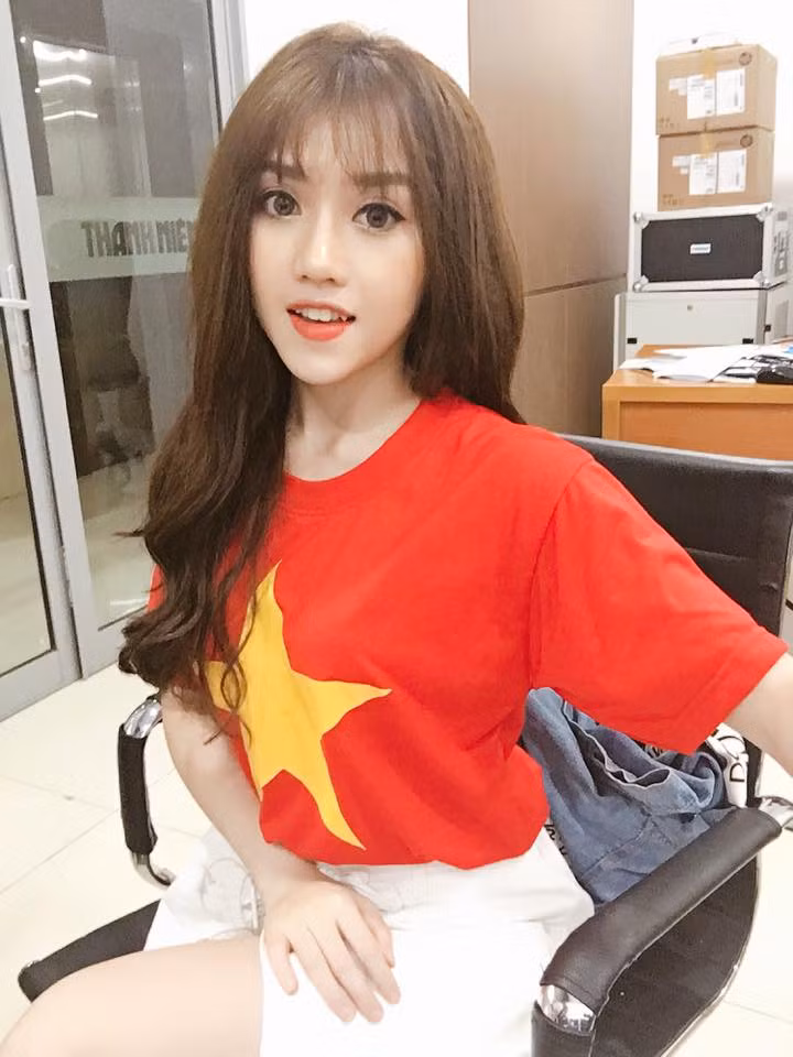 Chia sẻ về clip của mình, Thùy Dung cho biết: "Thường xuyên xem bóng đá và có tình yêu và niềm tin đặc biệt với các cầu thủ Việt Nam, nên mình đã thực hiện đoạn cover trên. Không ngờ lại được nhiều người chú ý đến thế. Mình chân thành cảm ơn tình cảm của mọi người và hy vọng với chút đóng góp ít ỏi của mình sẽ giúp các cầu thủ thêm tự tin, chiến đấu dù biết đối thủ rất mạnh".