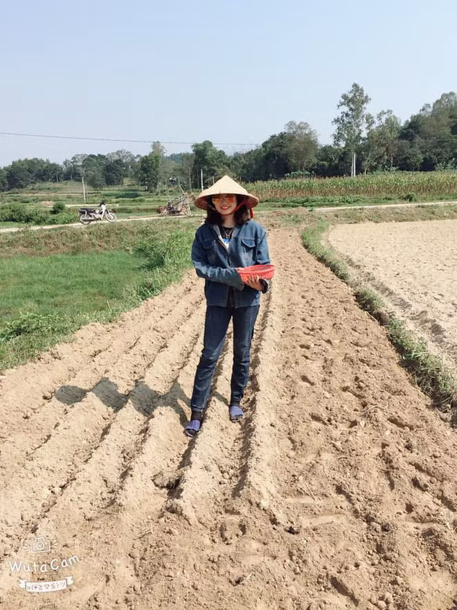 Yêu được một cô gái Tết nhất không đi chơi mà sẵn sàng đi bới lạc giữa đống đất cát thế này phụ giúp gia đình thì còn gì bằng.