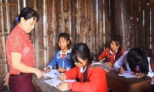 Cô giáo Nguyễn Thị Nghìn dạy chữ cho học sinh.