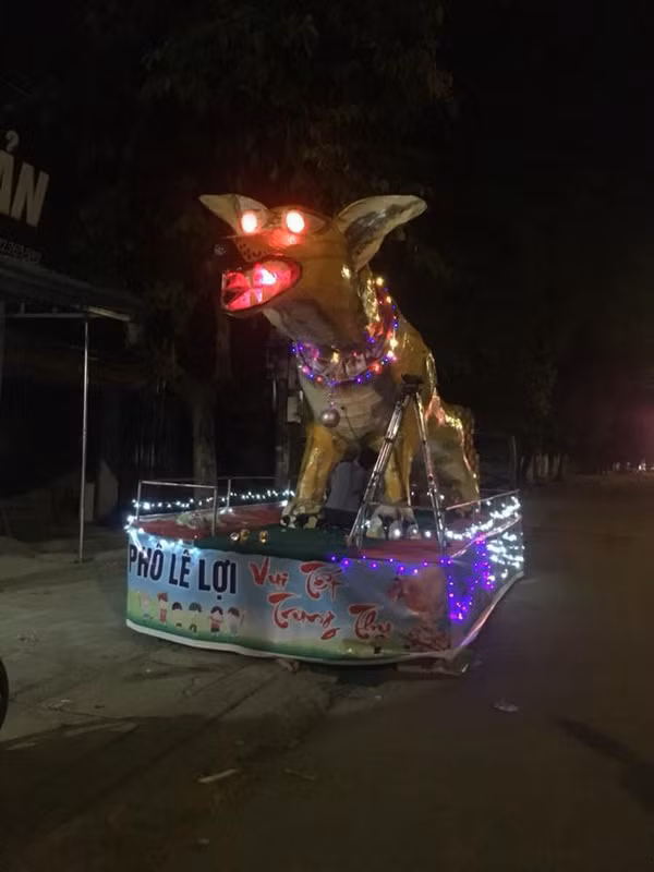 Mới đây trên MXH, bức ảnh chụp lại linh thú Trung thu có hình chú chó được dân mạng truyền tay nhau với tốc độ ánh sáng. Chiếc đèn lồng hình chó khiến nhiều người chú ý bởi hình dáng và khuôn mặt khá hung dữ của nó.