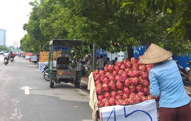Các tín đồ “ham rẻ” nên cẩn thận với những bảng giá này. Hãy hỏi giá kỹ càng trước khi mua hàng, đừng để đến lúc mua bán xong hết rồi mới “ngã ngửa” ra vì giá thật lại khác hẳn so với giá ghi trên bảng. Ảnh sử dụng trong bài: Sưu tầm Facebook.