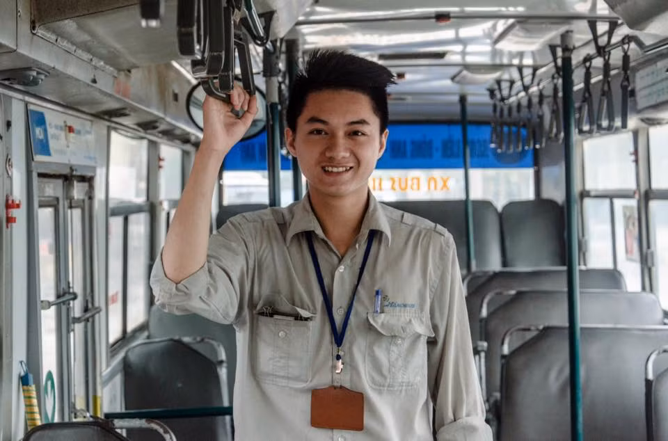 Chàng soái ca xe buýt ngày nào có tên là Đinh Xuân Thủy (SN 1996, Hà Nội), là phụ xe bus trên tuyến 15 – Xí nghiệp xe buýt Hà Nội.